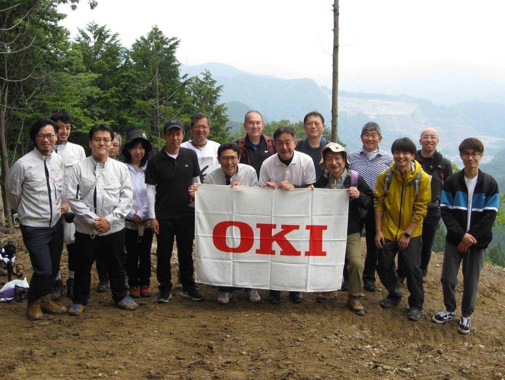 OKI 秩父杉の伐採跡地で植樹