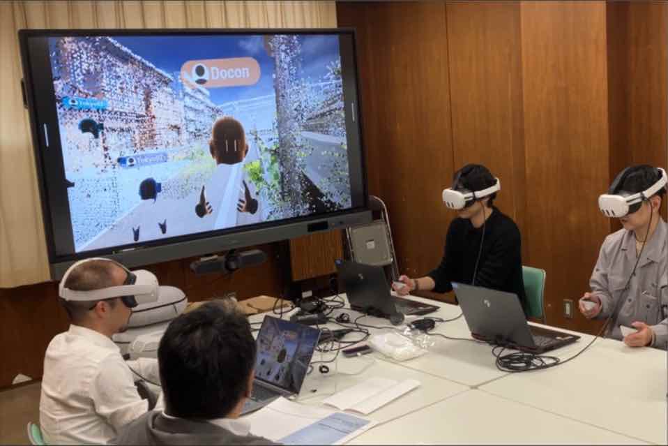 リコージャパン　VR(RICOH Virtual Workplace)を活用した設計打合せの様子