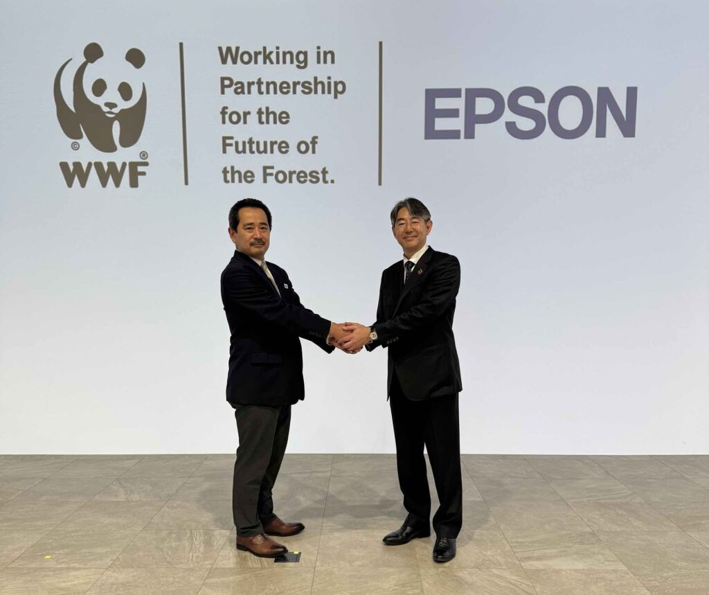 WWFジャパン 東梅貞義事務局長(左)とセイコーエプソン 𠮷田潤吉社長