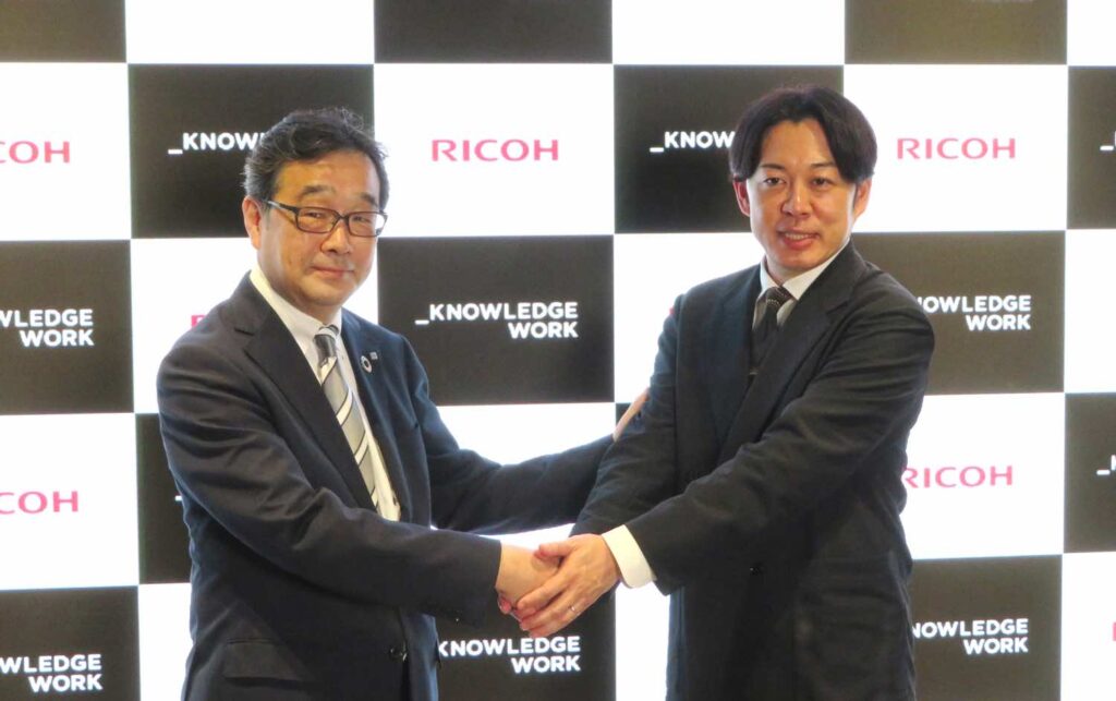 リコージャパンの笠井徹社長(左)とナレッジワークの麻野耕司社長